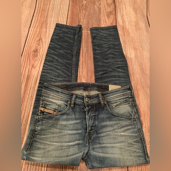 Diesel BELTHER regular slim tapered size 28
Inseam 29-30” stretch - Picture 6 of 14